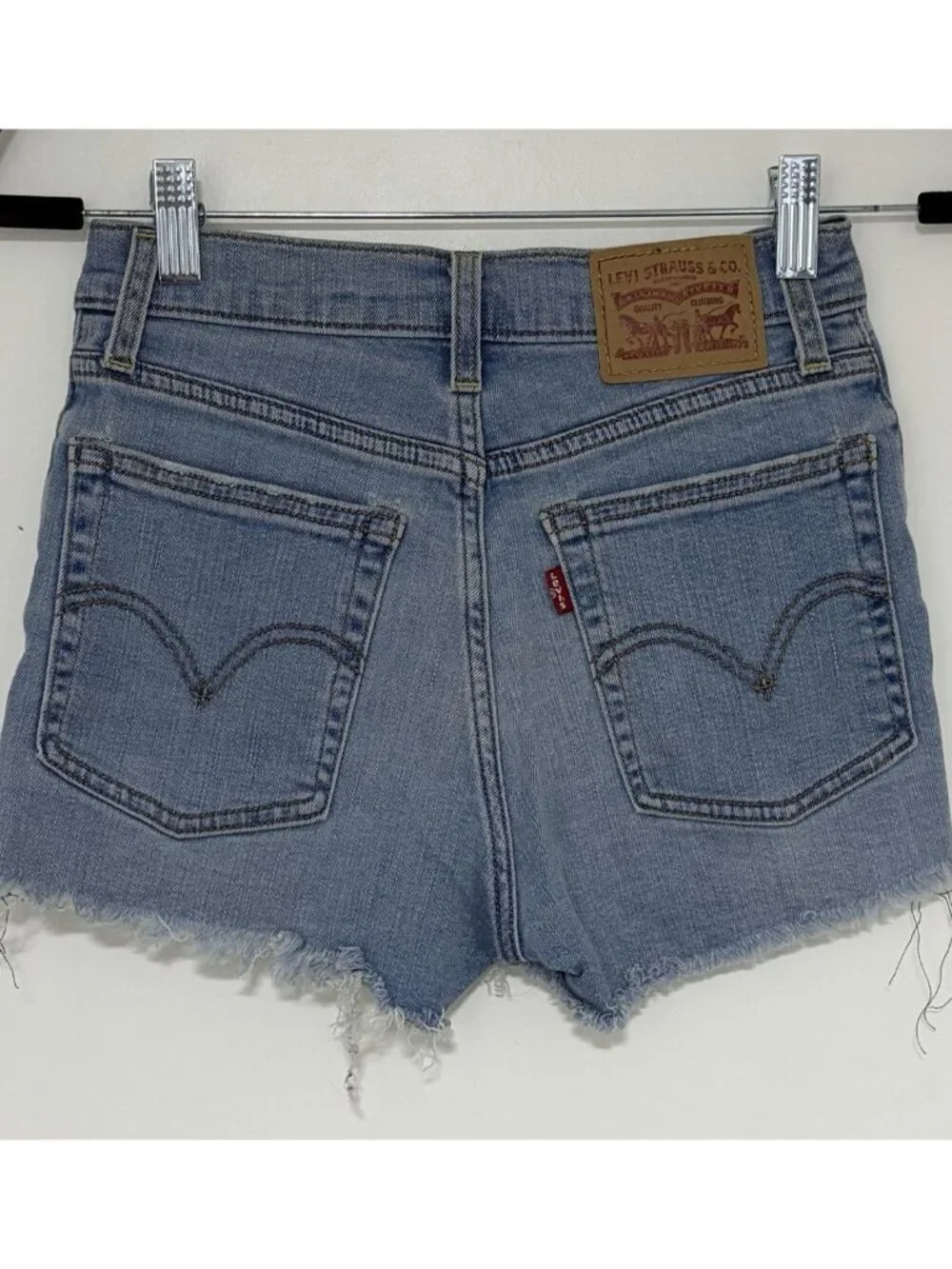 Levi’s Women’s Light Blue Denim Distressed Cut Off Raw Hem Shorts Size 25